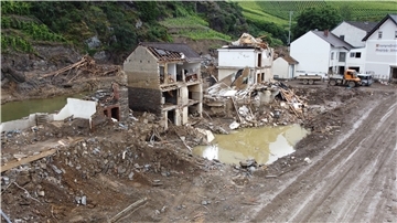 Die Bilder von Häusern, die wie hier in Mayschoß an der Ahr (Rheinland-Pfalz) durch die Hochwasserkatastrophe zerstört wurden, führt auch in der Seestadt zu Fragen über einen ausreichenden Versicherungsschutz.
