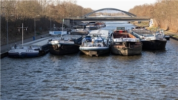 Die Binnenschiffe fahren nicht - so sieht es auf dem Mittellandkanal in Minden aus: Parallel zu den Bauernprotesten haben die Schiffer den Kanal blockiert.