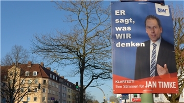 Die Mitglieder der Wählervereinigung „Bürger in Wut“ klatschen nach Bekanntgabe der ersten Prognose für die Wahl. 