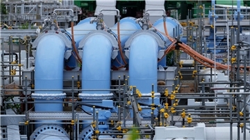 Die blaue Pipeline für den Transport von Meerwasser ist Teil der Anlage für die Ableitung von aufbereitetem radioaktivem Wasser aus dem Kernkraftwerk Fukushima Daiichi ins Meer.