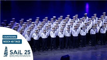 Der Marinechor Blaue Jungs aus Bremerhaven auf einer Bühne