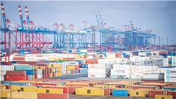 Die BLG-Aktionäre wollen wissen, wie es mit der Fusion weitergeht. Werden die deutschen Containerterminals von Eurogate und HHLA zusammengelegt? BLG-Chef Frank Dreeke konnte ihnen keine Antworten geben. Das Eurogate-Angebot liege vor, aber Hamburg melde sich nicht.