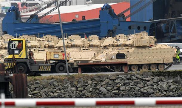 In die Ukraine? USA bringen via Bremerhaven viele Panzer und MaxxPro nach Europa Die BLG sorgt mit für die Entladung der "Endurance".