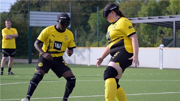 Fan-Jubel verboten: Blindenfußball kämpft um Aufmerksamkeit Die Blindenfußballer trainieren nicht nur das Dribbling und Zweikämpfe. Ein wichtiger Aspekt ist auch die Kommunikation auf dem Platz und mit den sehenden Guides.