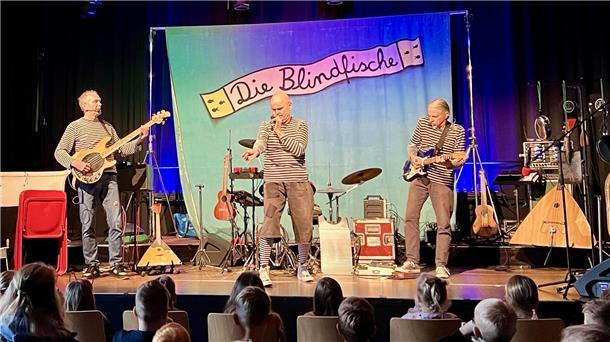 Die Blindfische in Ringel-Shirts auf der Bühne der Jahnhalle