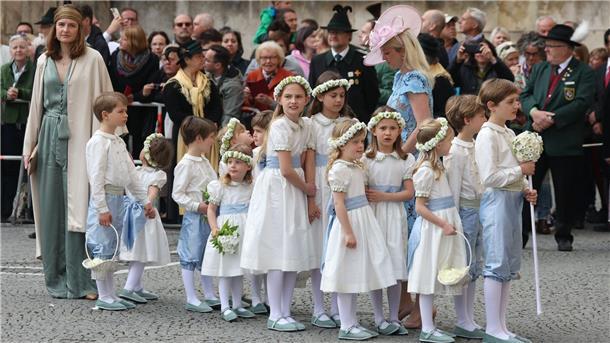 Die Blumenkinder und Pagen vor Beginn der kirchlichen Hochzeit von Ludwig Prinz von Bayern und seiner Braut Sophie-Alexandra Evekink.