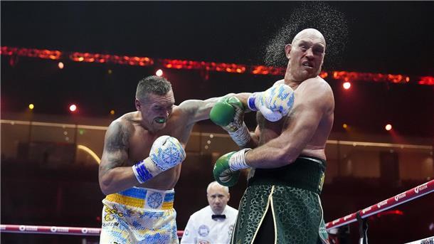 Die Boxwelt fiebert auf den Rückkampf zwischen Tyson Fury (r)  und Oleksandr Usyk hin