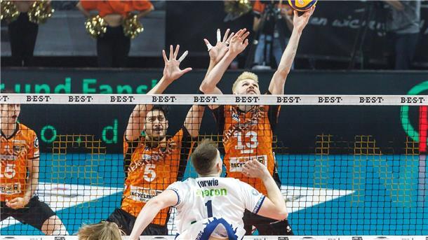 Final-Auftakt: Berlin Volleys überrollen Lüneburg Die BR Volleys im Abwehrmodus