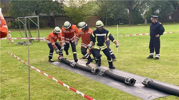 Samtgemeinde-Wettbewerb: Feuerwehr Vierden gewinnt vor Hamersen und Kalbe Die Brandbekämpfer in Aktion.