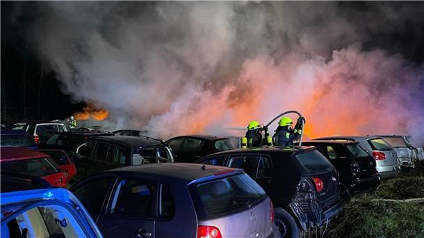 Die Brandstiftung bei einem Autoverwerter in Rotenburg-Hohenesch gehört zu den angeklagten Delikten.