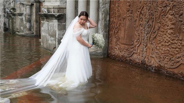 Philippinen: Paar watet in überfluteter Kirche zum Jawort Die Braut ließ sich von den Wassermassen nicht beirren.