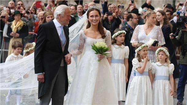Die Braut Sophie-Alexandra Evekink und ihr Vater Dorus Evekink kommen zur kirchlichen Hochzeit in die  Theatinerkirche.