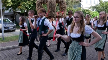 Die Breddorfer Landjugend trägt die Erntekrone zur Festscheune.