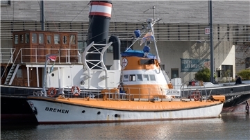 Blick auf die Bremen mit Crew.