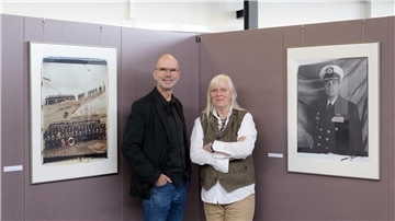 Die Bremer Fotografen Thomas Hellmann und Gaby Ahnert fotografierten während der Sail 2005 die Segler und ihre Besatzungen mit einer großen Polaroid-Kamera.