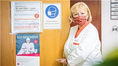 Die Bremerhavener Allgemeinmedizinerin Dr. Birgit Lorenz zeigt in ihrer Praxis in der Hafenstraße die gesonderten Hinweise zur Infektionssprechstunde.