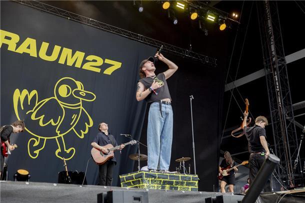 Deichbrand 2024: Das sind die schönsten Bilder vom Festival-Freitag Die Bremerhavener Band Raum27 und ihre Fans waren beim Auftritt auf der Water Stage mit Leidenschaft dabei.