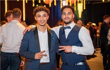 Die Bremerhavener Jungs Chika Nnaji und Alex Assefa (links) genießen den Abend. 