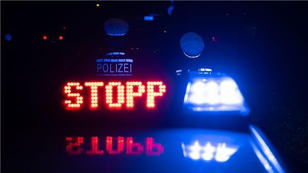  Das Wort „Stopp“ ist auf dem Dach eines Polizeiwagens zu lesen. 