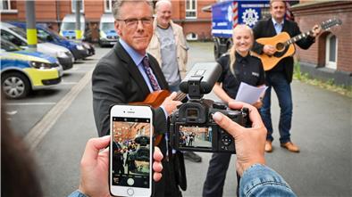 Die Bremerhavener Polizei hat zum 75. Jubiläum ein Musikvideo gedreht und es am Dienstag online gestellt.
