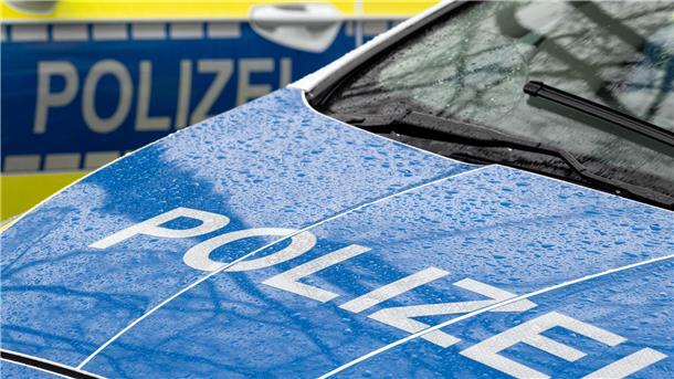 Der Schriftzug „Polizei“ ist auf der Kühlerhaube eines Autos zu lesen 