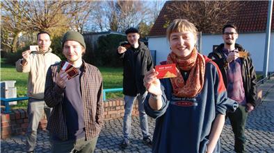 Die Bremerhavener Studenten (von links) Samuel Korzan, Tari Wiencke, Joel von Storch, Selma Niedermeier und Janek Holsten präsentieren ihr Kartenspiel „Deep Quest“.