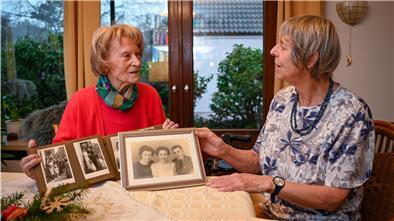 Die Bremerhavenerin Margarete Logemann (links), hier mit Tochter Marlis Scheddin, feiert am Montag ihren 100. Geburtstag.