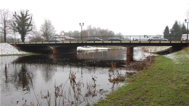 Die Bremervörder Ostebrücke soll abgerissen werden. sobald der Brückenneubau fertiggestellt ist. Architekt Lothar Tabery schlug vor, die Brückenpfeiler zu erhalten, um darauf einen Überweg für Radfahrer und Fußgänger zu bauen. In der jüngsten Sitzung des Bauausschusses nahm Baudezernent Frank Quell ausführlich Stellung zu der Idee.