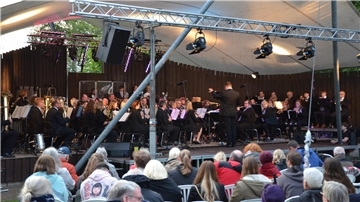 Die Bremervörder Stadtkapelle begeisterte am Donnerstagabend beim Konzert des Lions Clubs Bremervörde rund 800 Zuschauer am Vörder See.