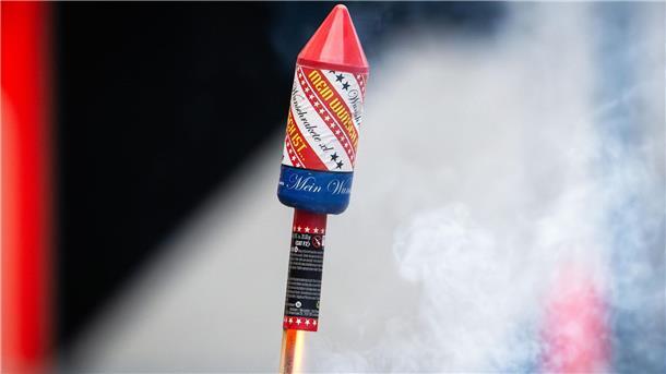 Influencer soll wegen Raketenschuss zügig angeklagt werden Die brennende Rakete beschädigte in der Wohnung lediglich Möbel. (Symbolbild)