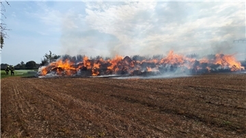 Die brennenden Strohballen auf einem Feld bei Sottrum.