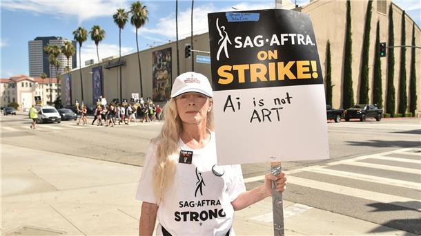 Die britisch-amerikanische Theater- und Filmschauspielerin Frances Fisher mit einem Streikschild vor den Warner Bros. Studios.