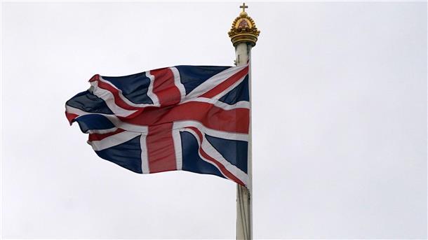Die britische Flagge weht über dem Buckingham Palace.