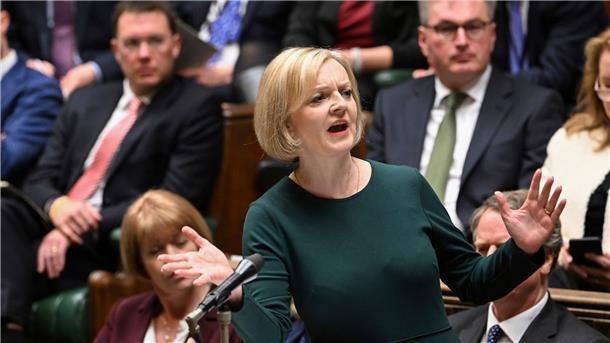 Premier Truss feuert Finanzminister - und wankt selbst Die britische Premierministerin Liz Truss spricht im britischen Unterhaus bei der wöchentlichen Fragestunde.