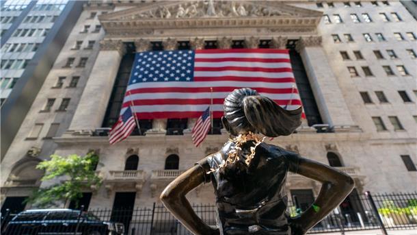 US-Börsen: Schuldendeal löst Erleichterungsrally aus Die Bronzestatur „Fearless Girl“ steht vor der die New Yorker Börse.