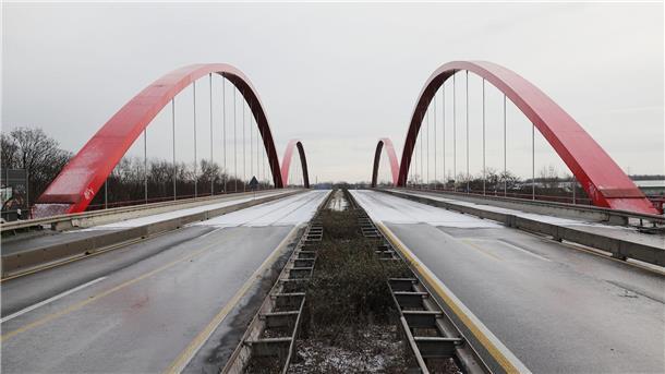Sanierung maroder Brücken wird deutlich teurer Die Brücke der Bundesautobahn auf der A42 über den Rhein-Herne Kanal ist wegen Brückenmängel in beide Richtungen gesperrt.