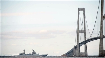 Die Brücke über den Großen Belt - hier ist ein Schiff der russischen Nordflotte unter ihr zu sehen - zählt zu den imposantesten Bauwerken Dänemarks. (Symbolbild)