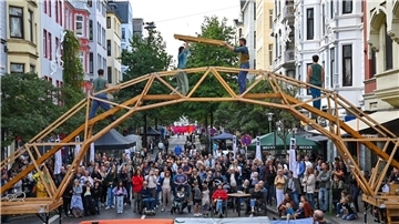 „Die Brücke“ zieht viele Blicke auf sich.