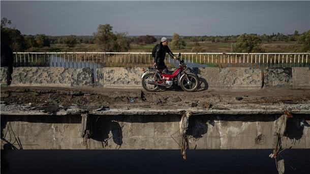 Experten: Russen schleichen durch Tunnel nach Kupjansk Die Brücken über den Fluss Oskil bei Kupjansk sind nach dreieinhalb Jahren Krieg weitgehend zerstört. (Archivbild)