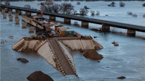 Die Brückenbaustelle der A14-Nordverlängerung bei Wittenberge in Brandenburg steht unter Wasser. Welche Kosten durch das Hochwasser entstehen, ist noch unklar.