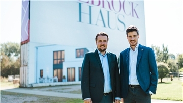 Die Brüder Dirk und Lars Viebrock leiten gemeinsam das Unternehmen Viebrockhaus.
