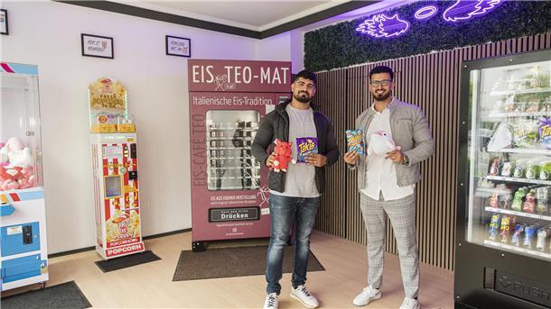 Neues Geschäft in Bremerhaven hat rund um die Uhr geöffnet Die Brüder Haydar (links) und Salim Dervis eröffnen den ersten Automatenladen in Bremerhaven.