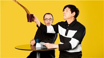 Die Brüder Ron (l) und Russell Mael legen ihr neues Album „The Girl Is Crying In Her Latte“ vor.