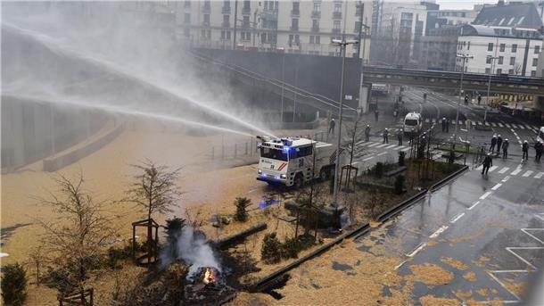 Der Bauernprotest in Brüssel eskaliert Die Brüsseler Polizei rückt mit Wasserwerfern an.