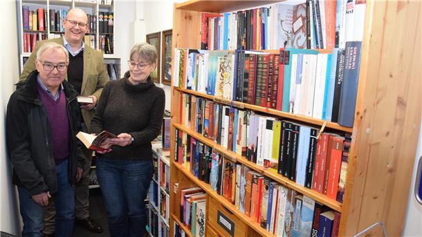 So tragen Ehrenamtliche zum Erfolg des Rhader Dorfladens bei Die Bücherstube im Dorfladengebäude ist deutlich erweitert worden. Sylke Rüger kümmert sich um die Organisation, Bürgermeister Marco Mohrmann (Mitte) und Horst Schäfer vom Team der Ehrenamtlichen freuen sich über die positive Entwicklung.