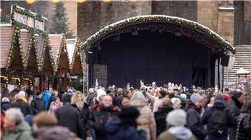 Die Bühne auf dem Erfurter Weihnachtsmarkt ist am „Tag der Stille“ leer.