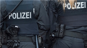Rückenansicht von Polizisten.