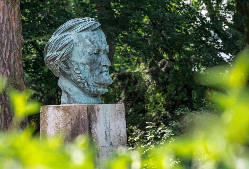 Wagner-Musik lässt Filme flirren Die Büste von Richard Wagner des Bildhauers Arno Breker (1900-1991) am Grünen Hügel in Bayreuth. (Archivbild)
