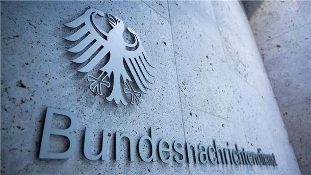 Die Bundesanwaltschaft hat einen Mitarbeiter des Bundesnachrichtendienstes (BND) und einen mutmaßlichen Komplizen angeklagt.