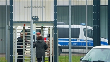 Die Bundesanwaltschaft will Haftbefehle beantragen. Ab dem Vormittag sollen die drei Festgenommenen beim Ermittlungsrichter des Bundesgerichtshofs vorgeführt werden. 